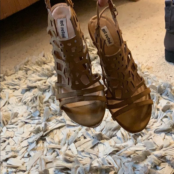 Tan strappy wedges - Picture 3 of 6